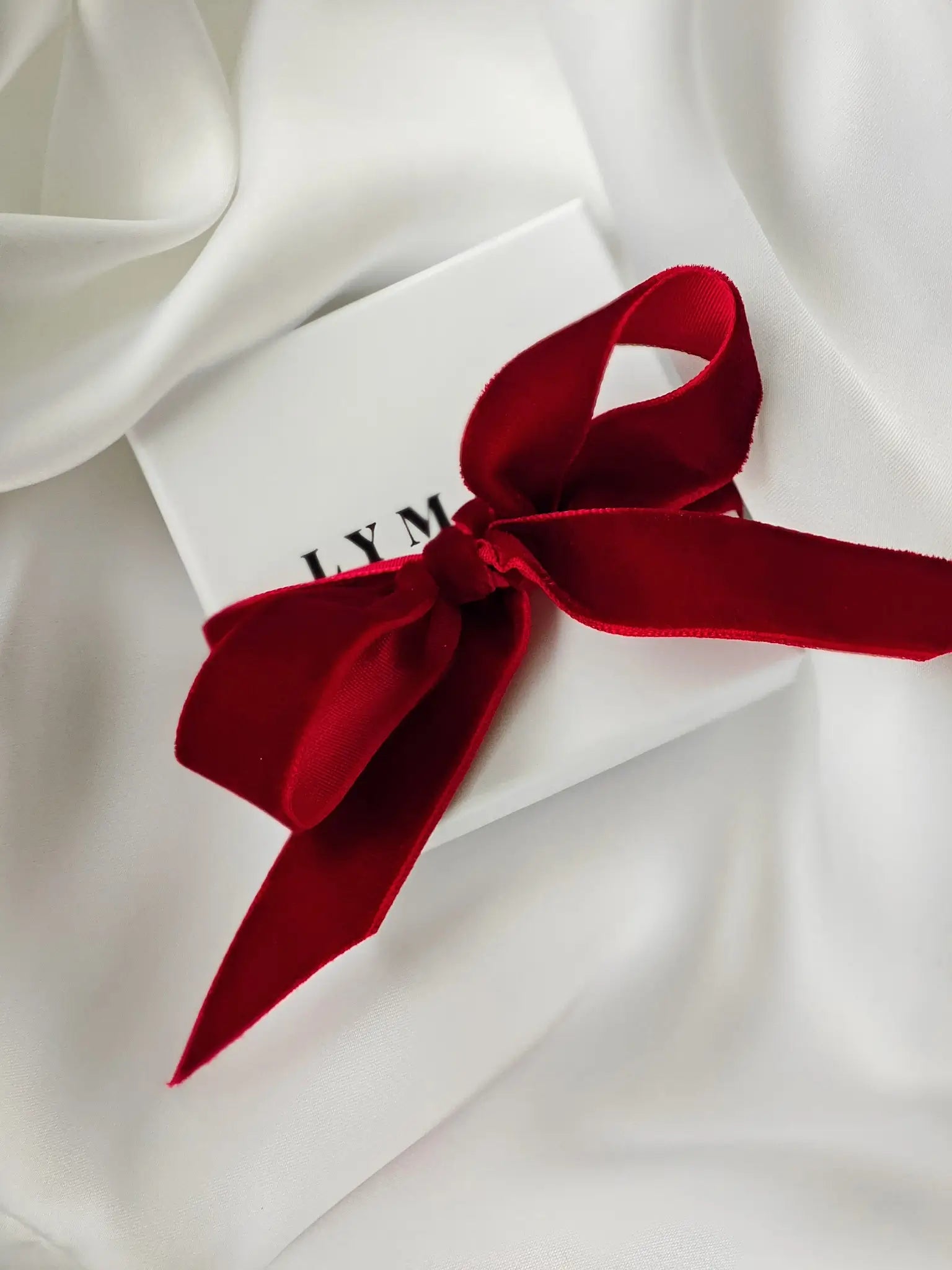 Weiße ECO Schmuck Geschenkbox von LYMAJA gebunden mit roter 16mm Samtschleife