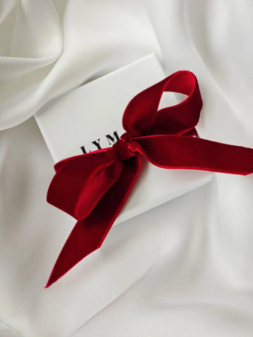 Weiße ECO Schmuck Geschenkbox von LYMAJA gebunden mit roter 16mm Samtschleife