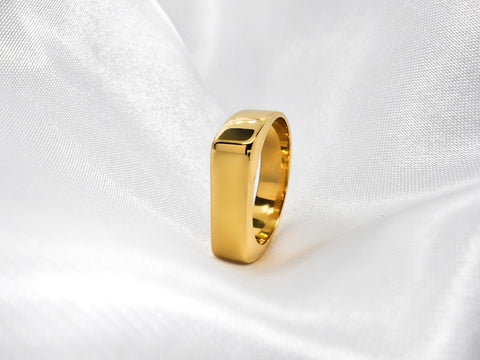 Wasserfester eckiger Siegelring in Gold von LYMAJA 