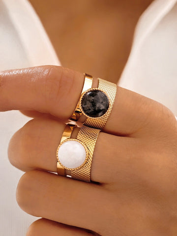 2 Goldene Ringe mit moderner geometrischer Struktur und weiß-grau marmoriertem Stein