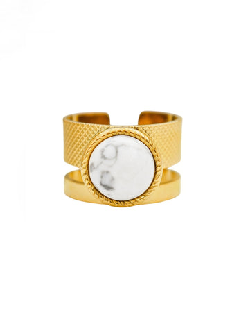 Goldener Ring mit moderner geometrischer Struktur und weiß-marmoriertem Stein