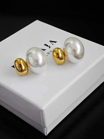 Golden Pearl Ohrringe Gold als Stecker mit einer großen Perlmutt Perle für Frauen von Lymaja Jewelry 