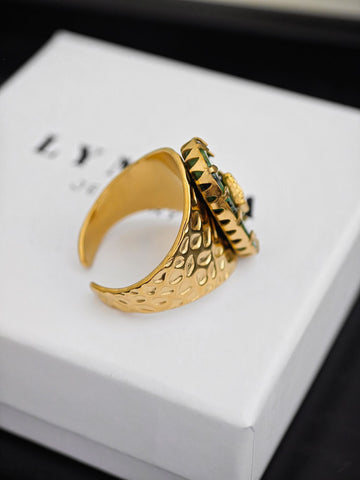 Green Indian Ring mit grünem Stein und orientalischen Look in gold und verstellbar von Lymaja Jewelry