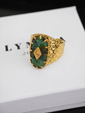 Green Indian Ring mit grünem Stein und orientalischen Look in gold und verstellbar von Lymaja Jewelry
