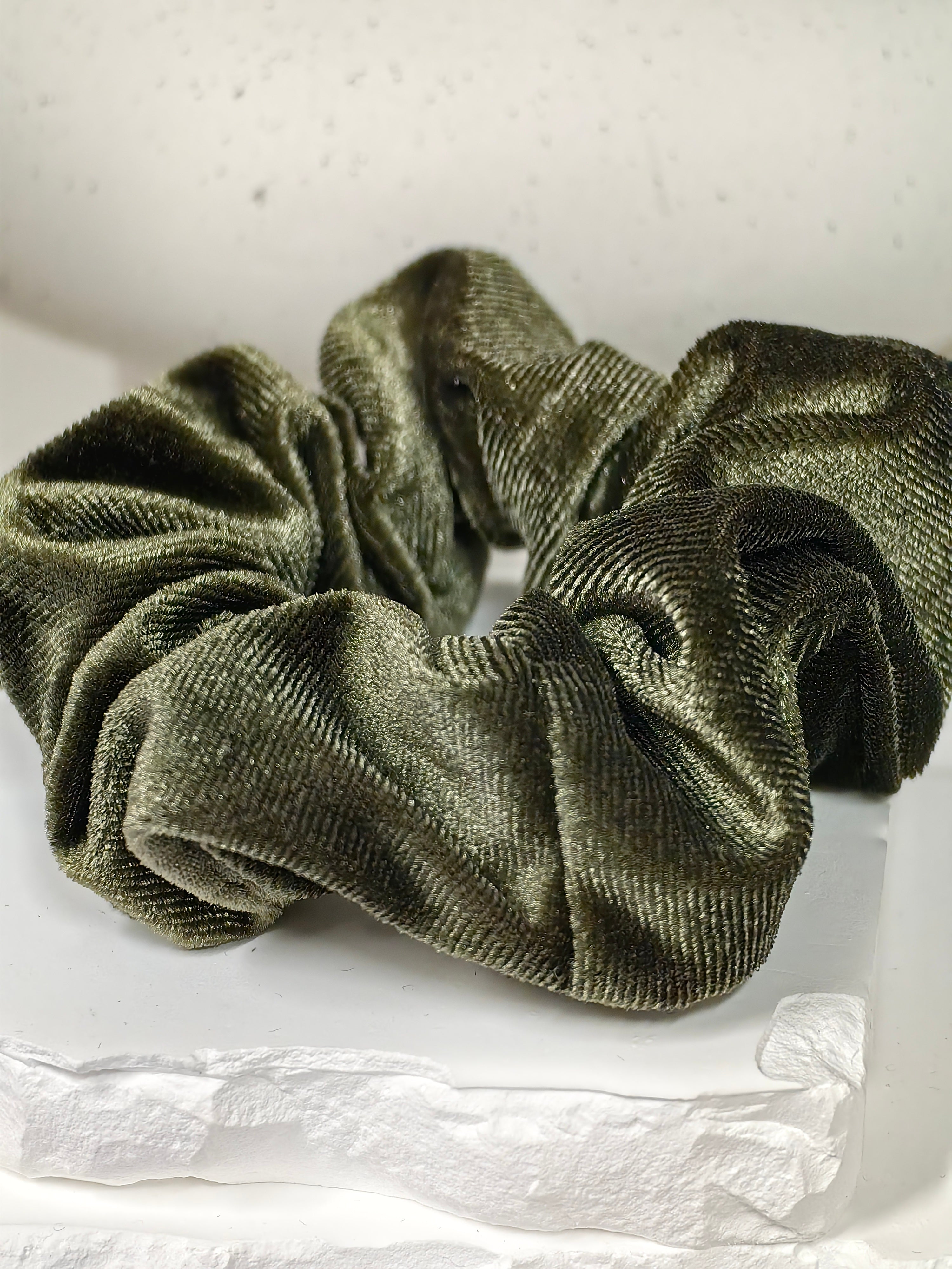 haargummi Samt Velvet scrunchie olive grün lymaja