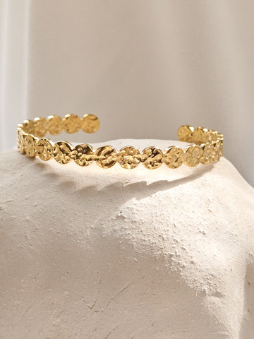 Hammered Armreif aus 18k vergoldetem Edelstahl mit gehämmerter Struktur in Gold für Damen von Lymaja