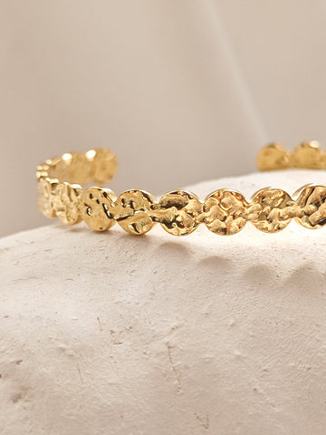 Hammered Armreif aus 18k vergoldetem Edelstahl mit gehämmerter Struktur in Gold für Damen von Lymaja
