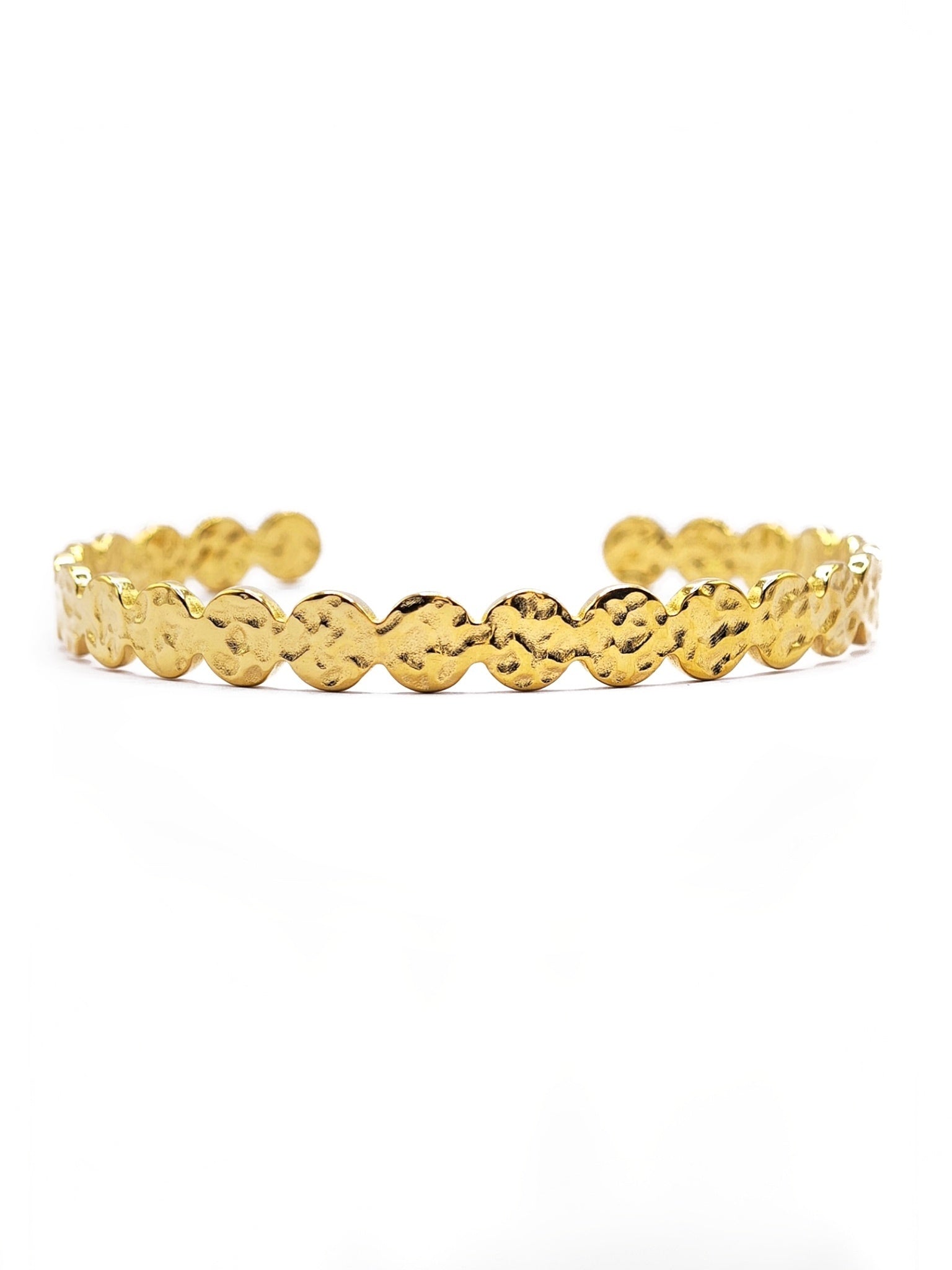 Hammered Armreif aus 18k vergoldetem Edelstahl mit gehämmerter Struktur in Gold für Damen von Lymaja