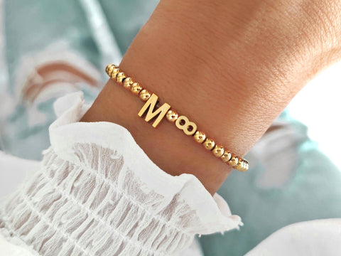 Gold-Perlenarmband aus 18k vergoldetem Edelstahl mit Unendlichkeitszeichen und Wunschbuchstabe.