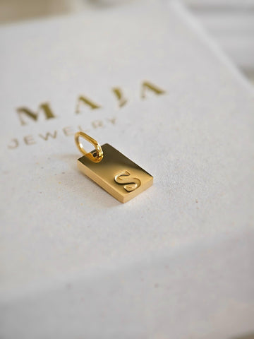 LYMAJA Initial Square Charm aus Edelstahl in Gold mit Gravur