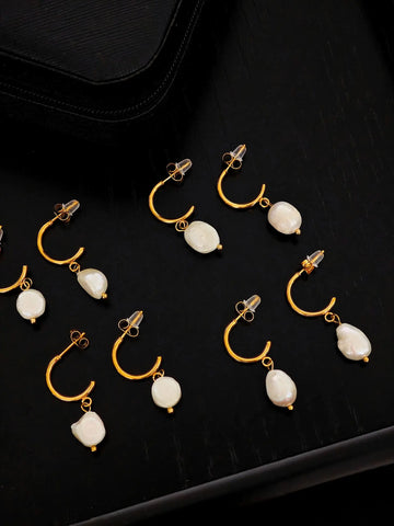 Süßwasser Perlen Ohrring als Stecker in gold mit einem Süßwasser Perlen Anhänger in Perlmutt aus Edelstahl von Lymaja Jewerly