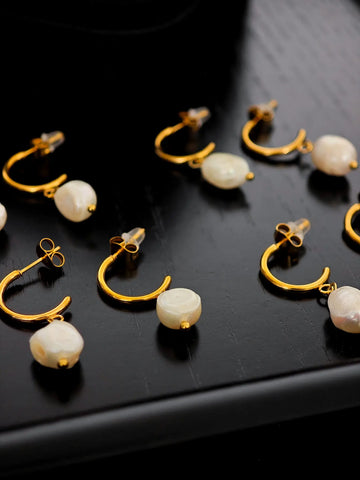 Süßwasser Perlen Ohrring als Stecker in gold mit einem Süßwasser Perlen Anhänger in Perlmutt aus Edelstahl von Lymaja Jewerly