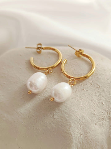 Süßwasser Perlen Ohrring als Stecker in gold mit einem Süßwasser Perlen Anhänger in Perlmutt in Edelstahl von Lymaja Jewerly