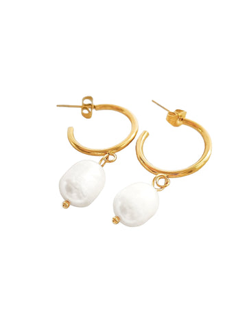 Süßwasser Perlen Ohrring als Stecker in gold mit einem Süßwasser Perlen Anhänger in Perlmutt in Edelstahl von Lymaja Jewerly