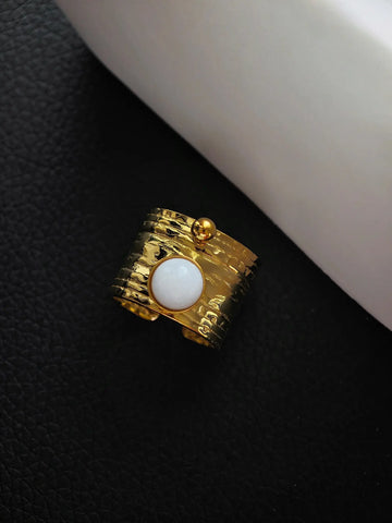 Goldfarbener, verstellbarer Chunky Ring mit Kugel und rundem weißen Stein auf geriffeltem Band