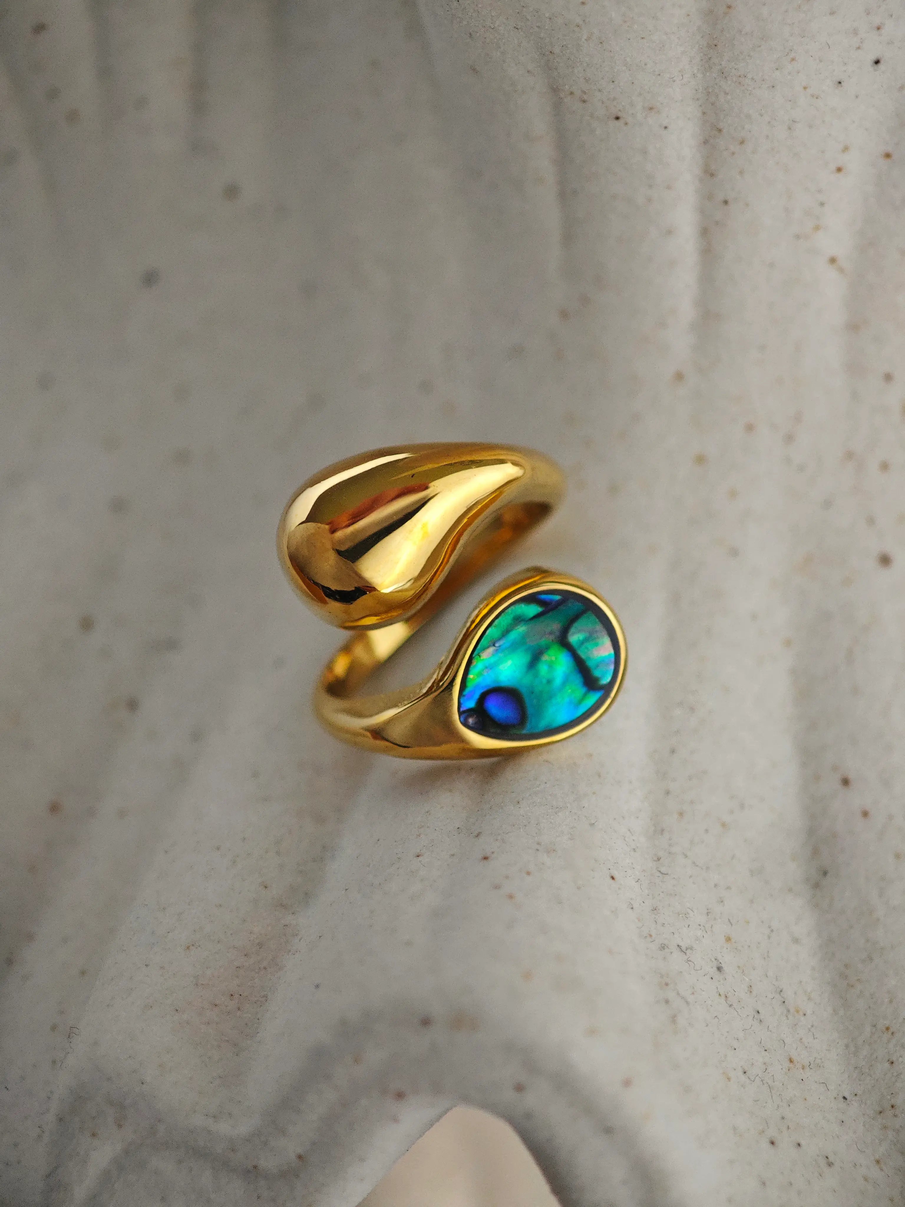 Laguna Pearl Drop Ring in Gold aus 18K vergoldetem 316L Edelstahl von LYMAJA