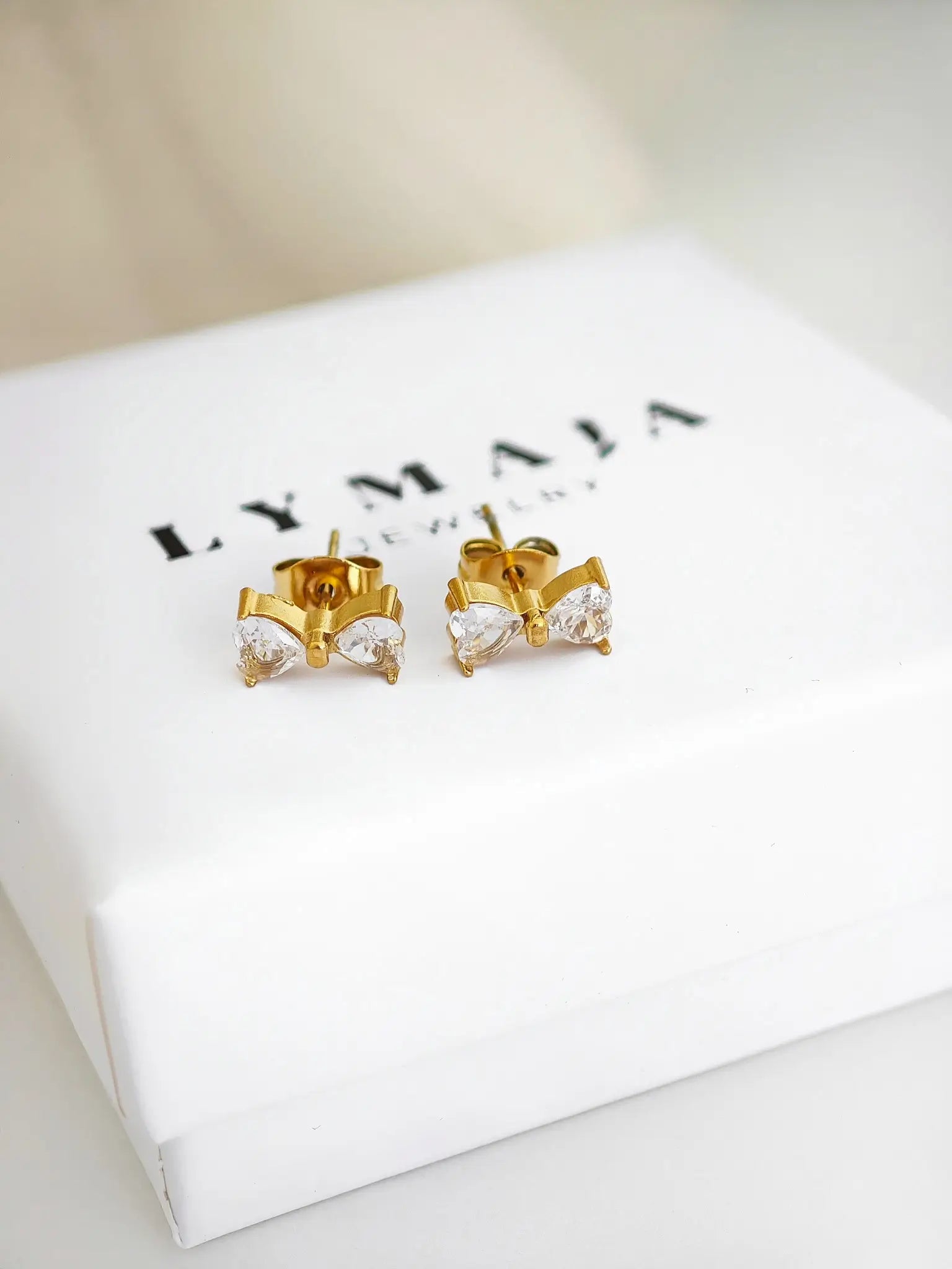 Zarte Bow-Ohrringe in Gold mit Zirkon und Schleifenform aus Edelstahl