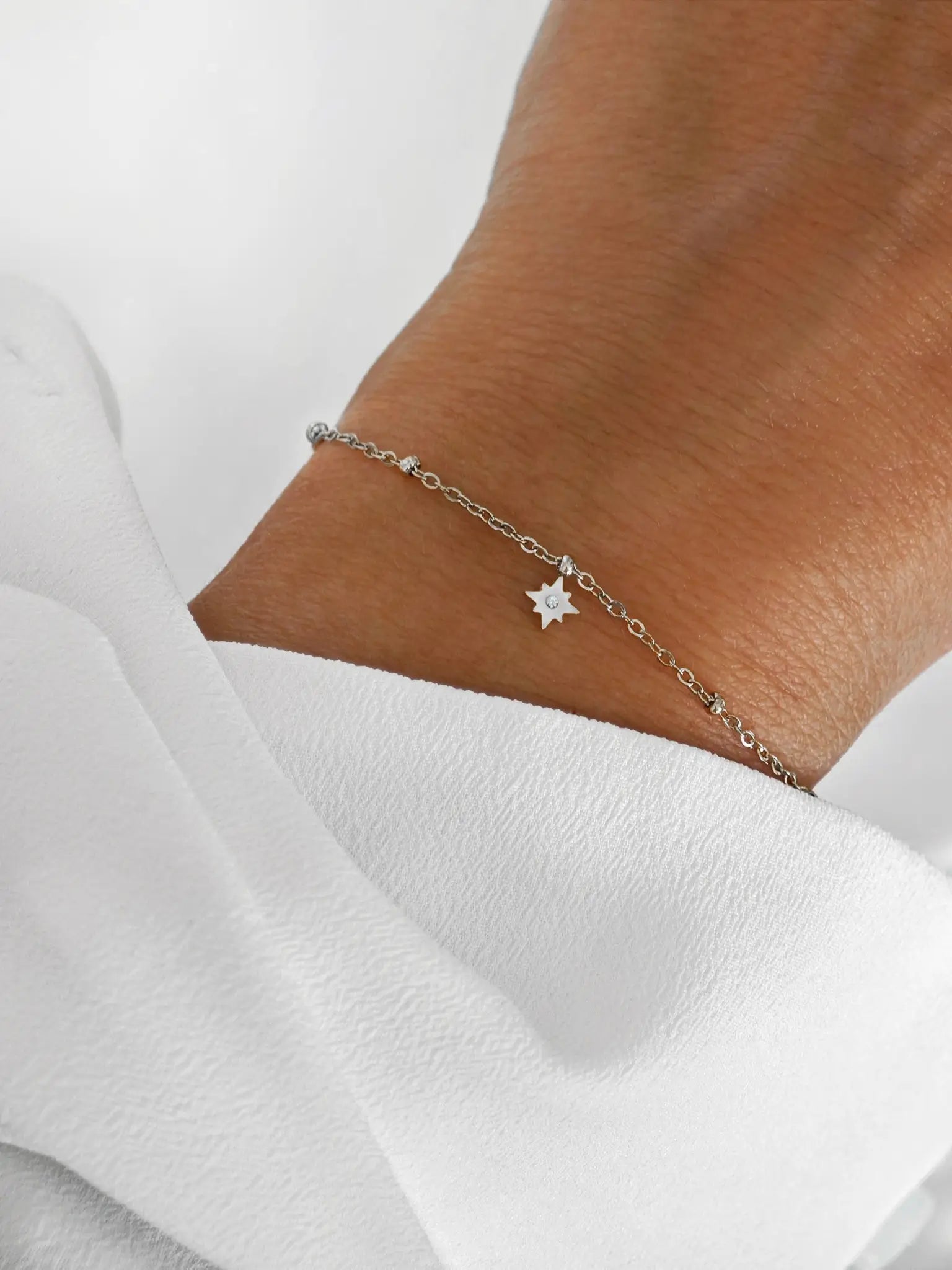 Little Star Armkette mit einem kleinen Zirkon Stern aus Edelstahl in silber von Lymaja Jewelry