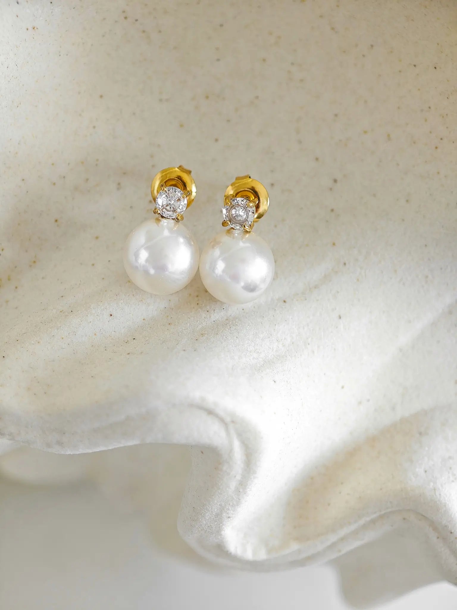 Lumara Pearl Ohrstecker aus vergoldetem Edelstahl mit Perlmutt-Perle und Zirkon 