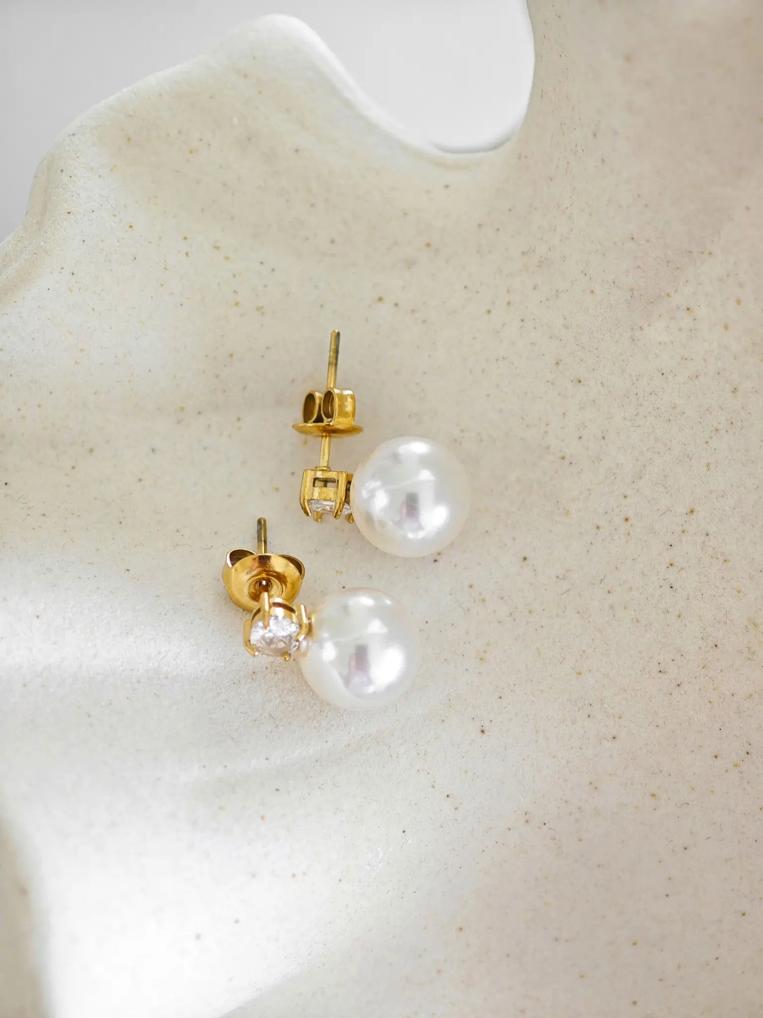 Lumara Pearl Ohrstecker aus vergoldetem Edelstahl mit Perlmutt-Perle und Zirkon 