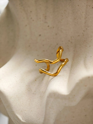 Malia Wave Ring in Gold aus 18K vergoldetem 316L Edelstahl im doppelten Wellen Design