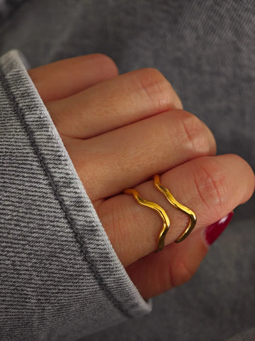 Malia Wave Ring in Gold aus 18K vergoldetem 316L Edelstahl im doppelten Wellen Design