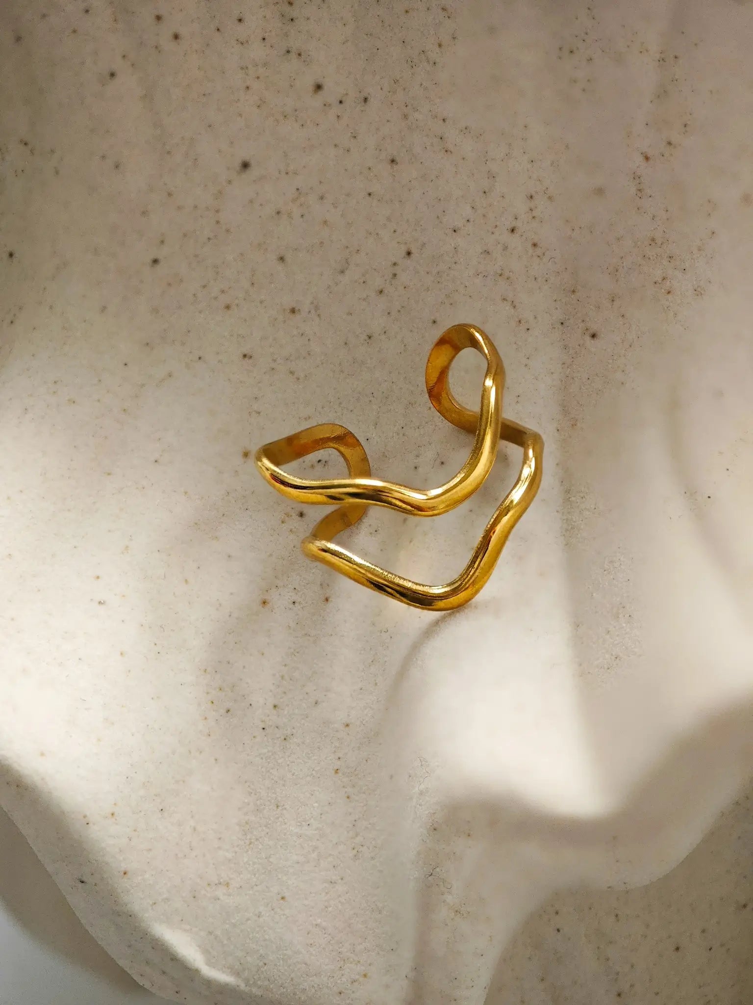 Malia Wave Ring in Gold aus 18K vergoldetem 316L Edelstahl im doppelten Wellen Design