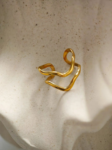 Malia Wave Ring in Gold aus 18K vergoldetem 316L Edelstahl im doppelten Wellen Design