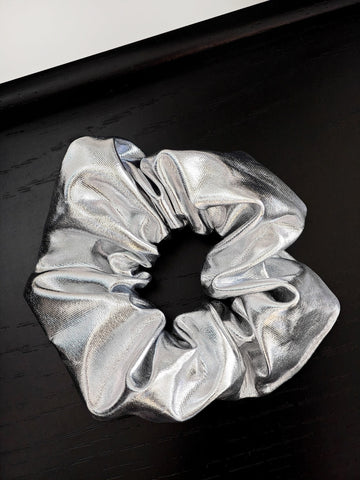 Metallic Scrunchie Silber Haargummi für Frauen von Lymaja Jewelry 