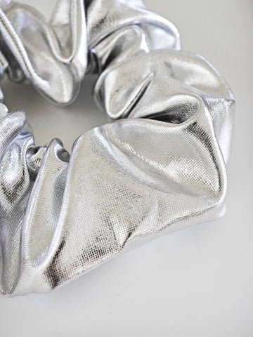 Metallic Scrunchie Silber Haargummi für Frauen von Lymaja Jewelry 
