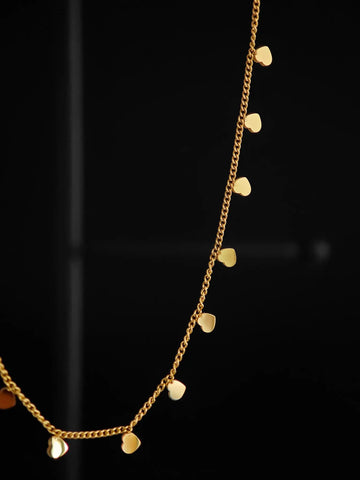 Goldene Halskette aus vergoldetem Edelstahl mit kleinen Herz Anhängern
