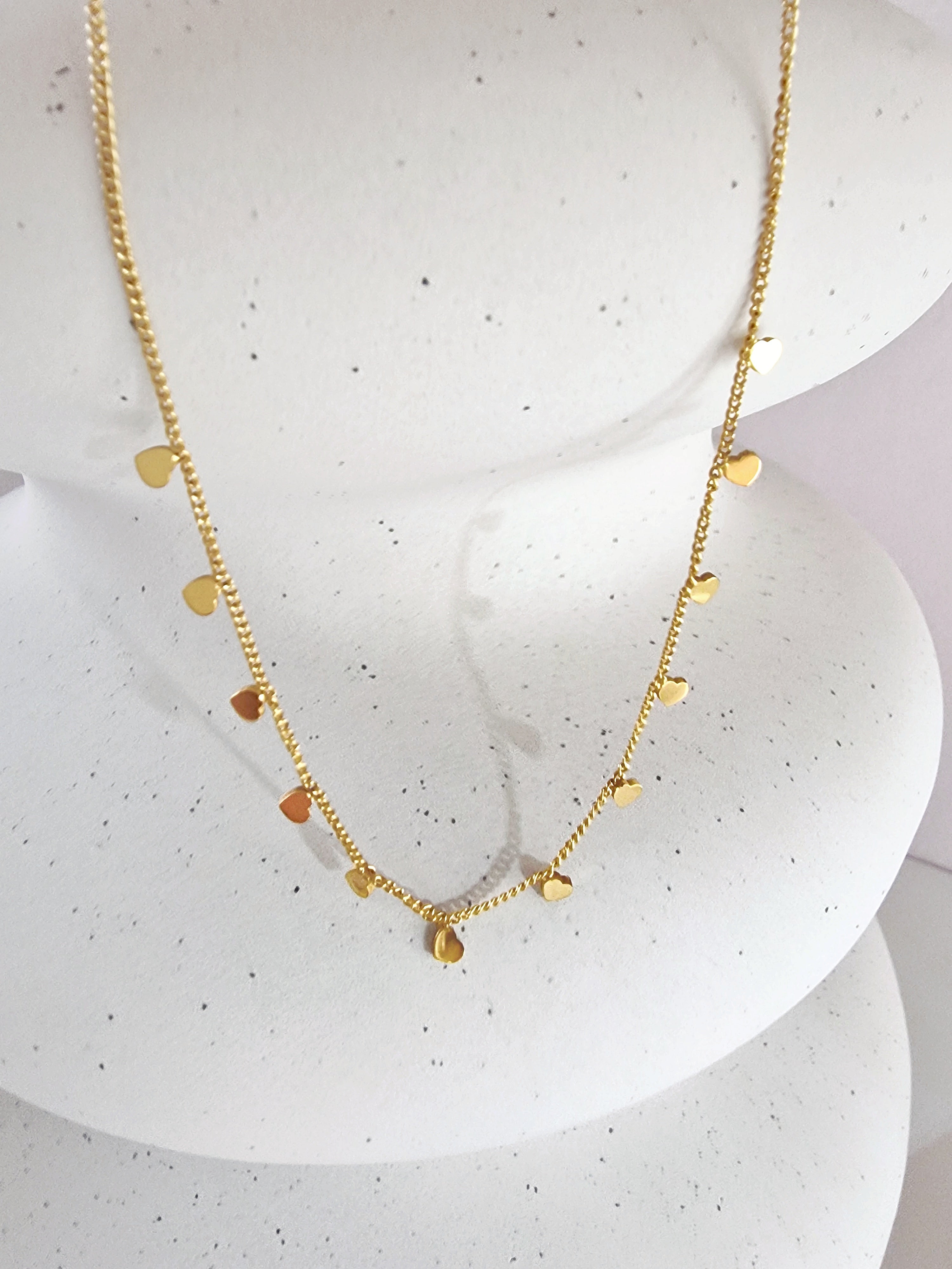 Edelstahl Halskette mit kleinen Herz Anhängern in gold - Lymaja