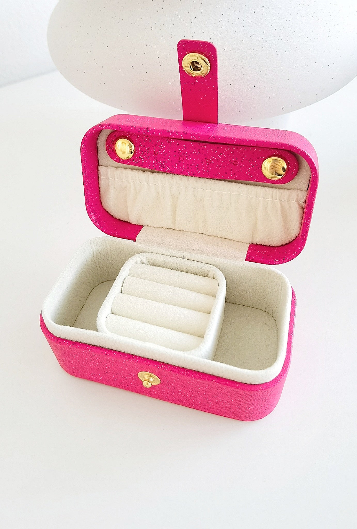 Mini Schmuckkästchen in Pink aus Pu-Leder und Samt für Ringe und Ohrringe oder Halsketten von Lymaja Jewelry 