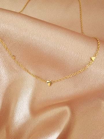 Multi Heart Halskette in Gold mit 3 kleinen Herzanhängern, 18K vergoldet und filigran verarbeitet