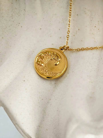 Ocean Wave Coin Halskette in Gold aus 18k vergoldetem Edelstahl mit rundem Wellen-Münzanhänger