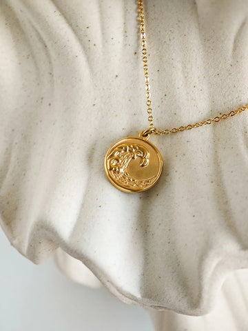 Ocean Wave Coin Halskette in Gold aus 18k vergoldetem Edelstahl mit rundem Wellen-Münzanhänger