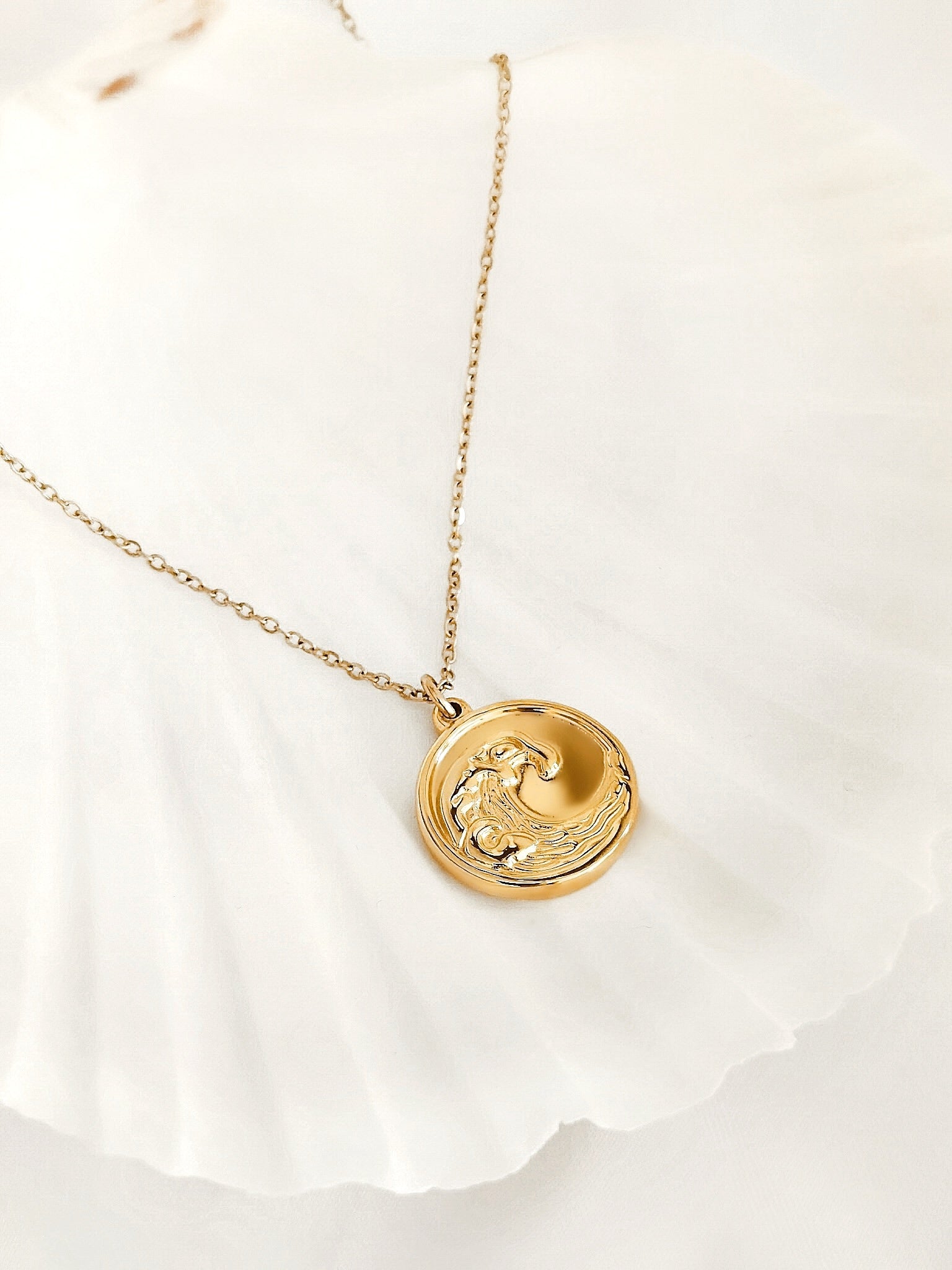 Ocean Wave Coin Halskette in Gold aus 18k vergoldetem Edelstahl mit rundem Wellen-Münzanhänger
