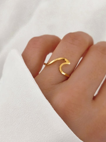 Feiner Ocean Wave Ring in Gold aus 18k vergoldetem Edelstahl mit einer einzelnen zarten Welle, größenverstellbar