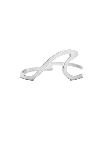 Feiner Ocean Wave Ring in silber aus Edelstahl mit einer einzelnen zarten Welle, größenverstellbar