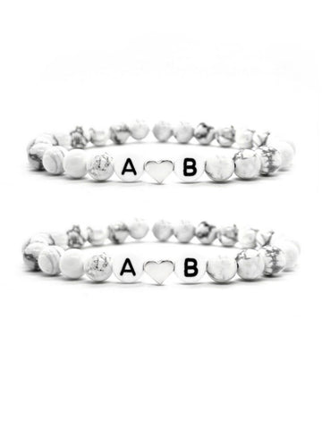Weiße Partnerarmbänder aus marmorierten Natursteinperlen mit Initialen-Buchstaben A und B sowie silbernem Herz
