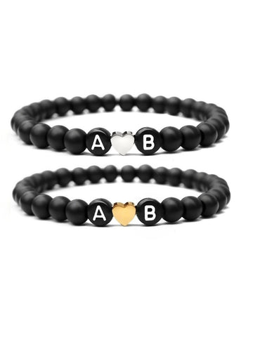 ​Schwarze Partnerarmbänder aus Natursteinperlen mit Initialen-Buchstaben A und B sowie silbernem und goldenem Herz