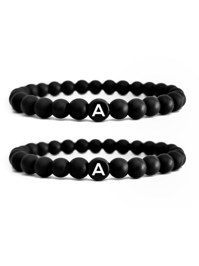 Personalisiertes Partnerarmband Set aus matten Onyx-Natursteinperlen mit Wunschbuchstaben in Geschenkbox