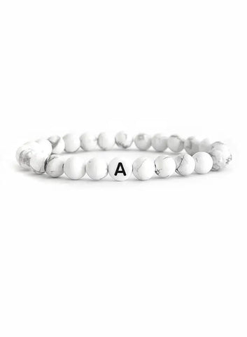 Partnerarmband Marmor in weiss aus hochwertigen Natursteinperlen marmoriert mit Wunschbuchstaben für Frauen und Männer von Lymaja Jewelry