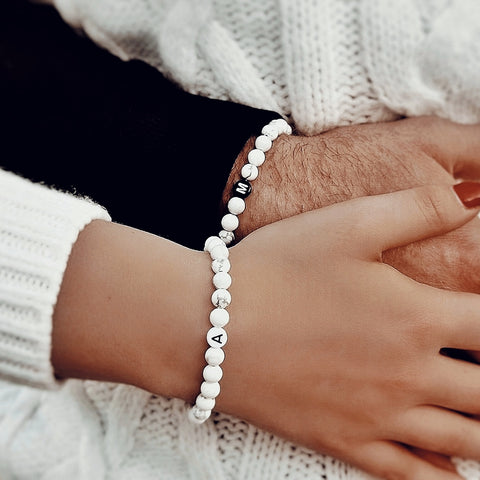 Partnerarmband Marmor in weiss aus hochwertigen Natursteinperlen marmoriert mit Wunschbuchstaben für Frauen und Männer von Lymaja Jewelry