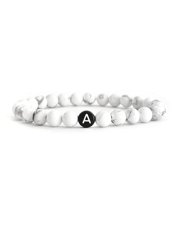 Partnerarmband Marmor in weiss aus hochwertigen Natursteinperlen marmoriert mit Wunschbuchstaben für Frauen und Männer von Lymaja Jewelry