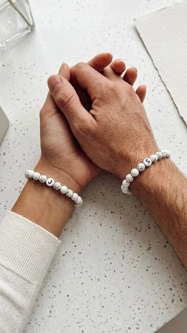 Partnerarmband Marmor in weiss aus hochwertigen Natursteinperlen marmoriert mit Wunschbuchstaben Hand in Hand von Lymaja Jewelry