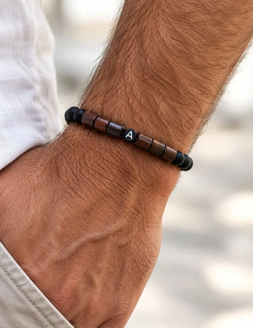 Partnerarmband Sandelholz aus hochwertigen Natursteinperlen in schwarz matt und Sandelholz Perlen mit Buchstaben personalisiert von Lymaja Jewerly