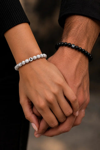 Partnerarmband Black and White Set aus zwei Wunsch Armbänder personalisiert aus hochwertigen Natursteinperlen in schwarz und in weiss Hand und Hand getragen
