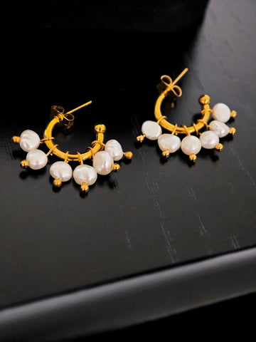 Pearl Arc Studs – Süßwasserperlen Ohrstecker in Gold, 18K vergoldeter Edelstahl