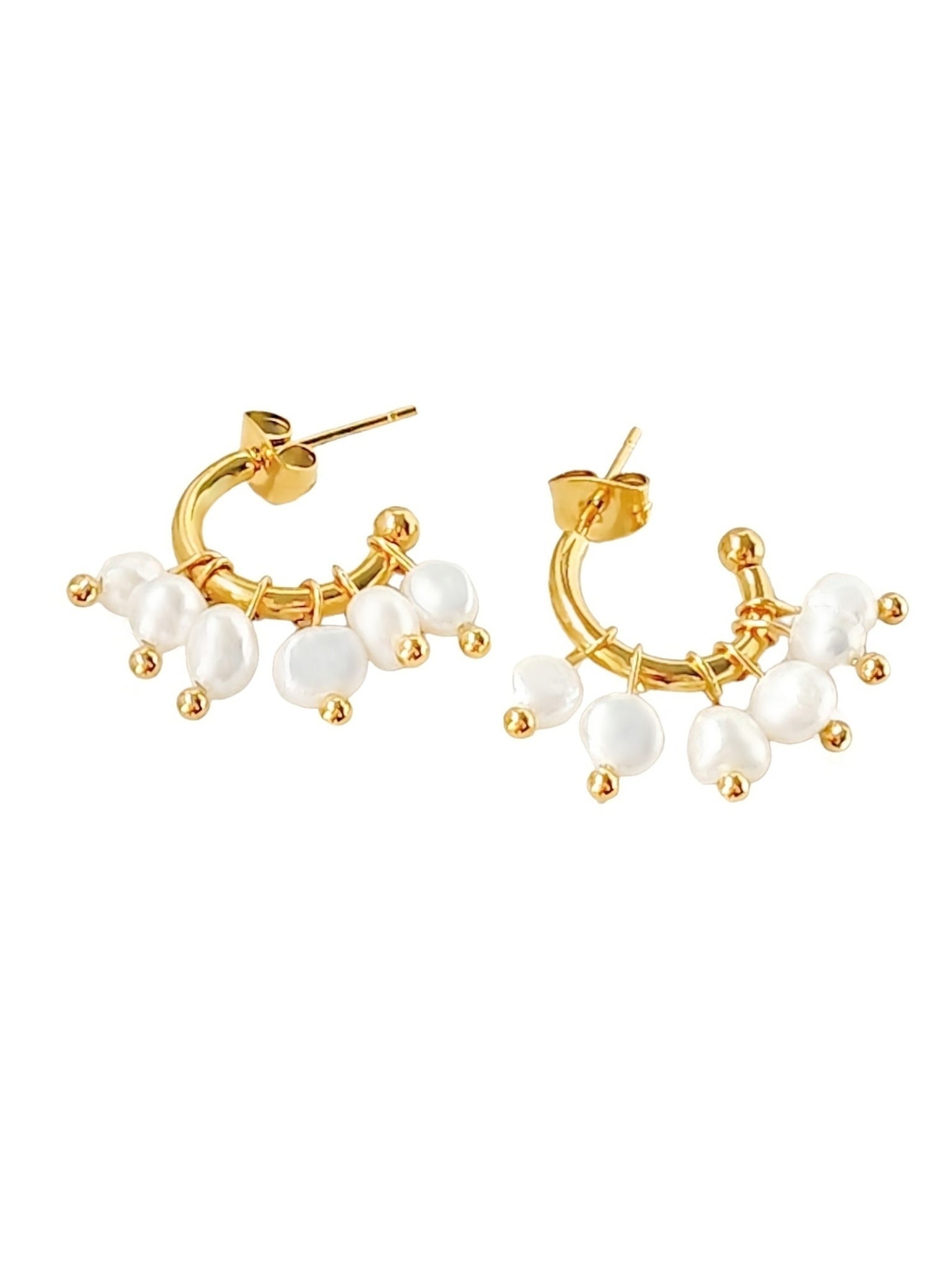 Pearl Arc Studs – Süßwasserperlen Ohrstecker in Gold, 18K vergoldeter Edelstahl